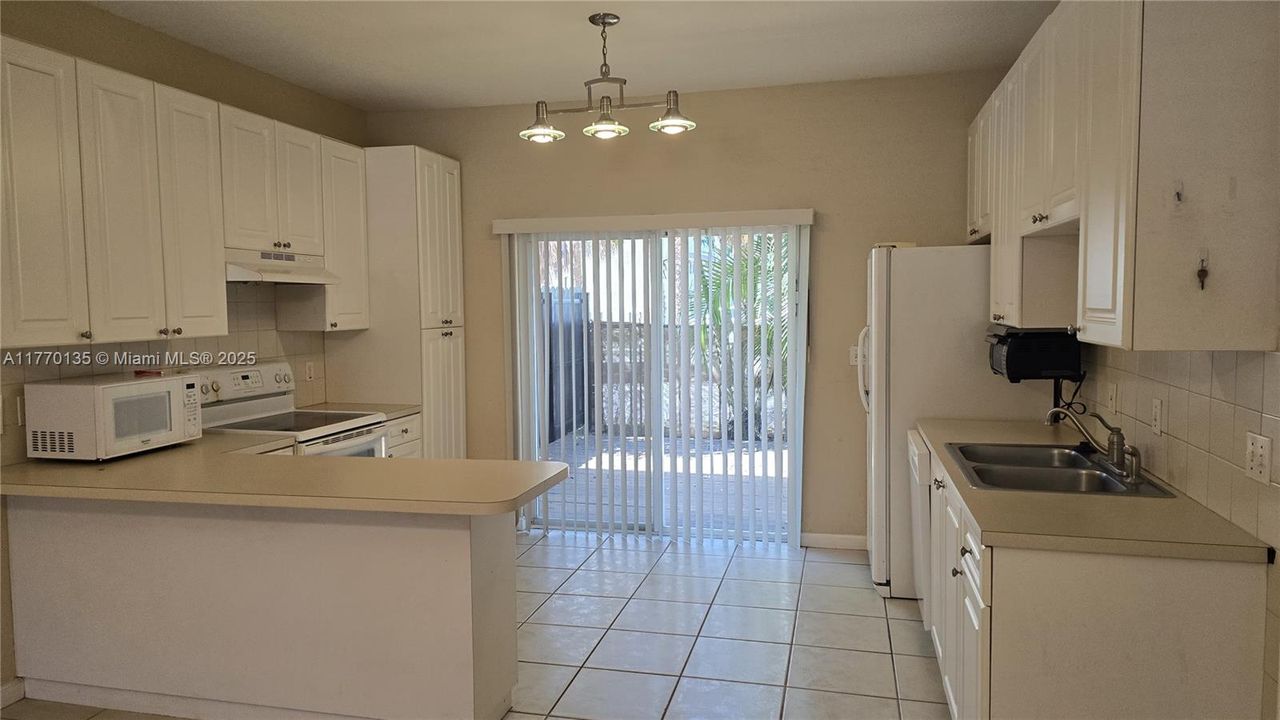 Vendido Recientemente: $299,999 (2 camas, 2 baños, 1080 Pies cuadrados)