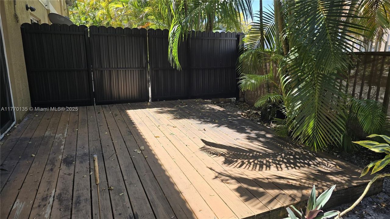 Vendido Recientemente: $299,999 (2 camas, 2 baños, 1080 Pies cuadrados)