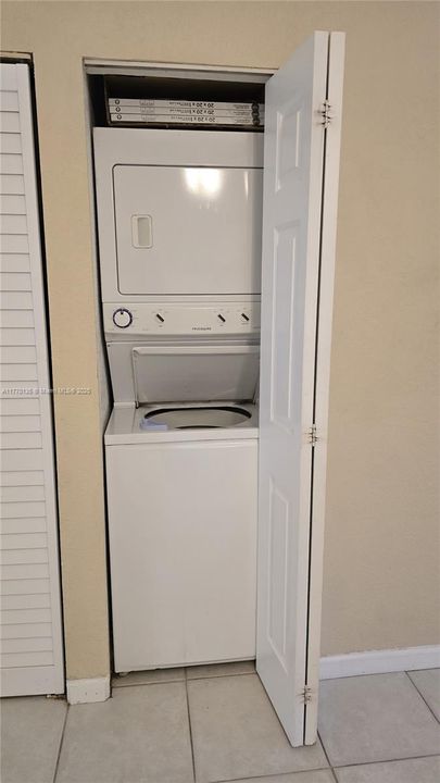 Vendido Recientemente: $299,999 (2 camas, 2 baños, 1080 Pies cuadrados)