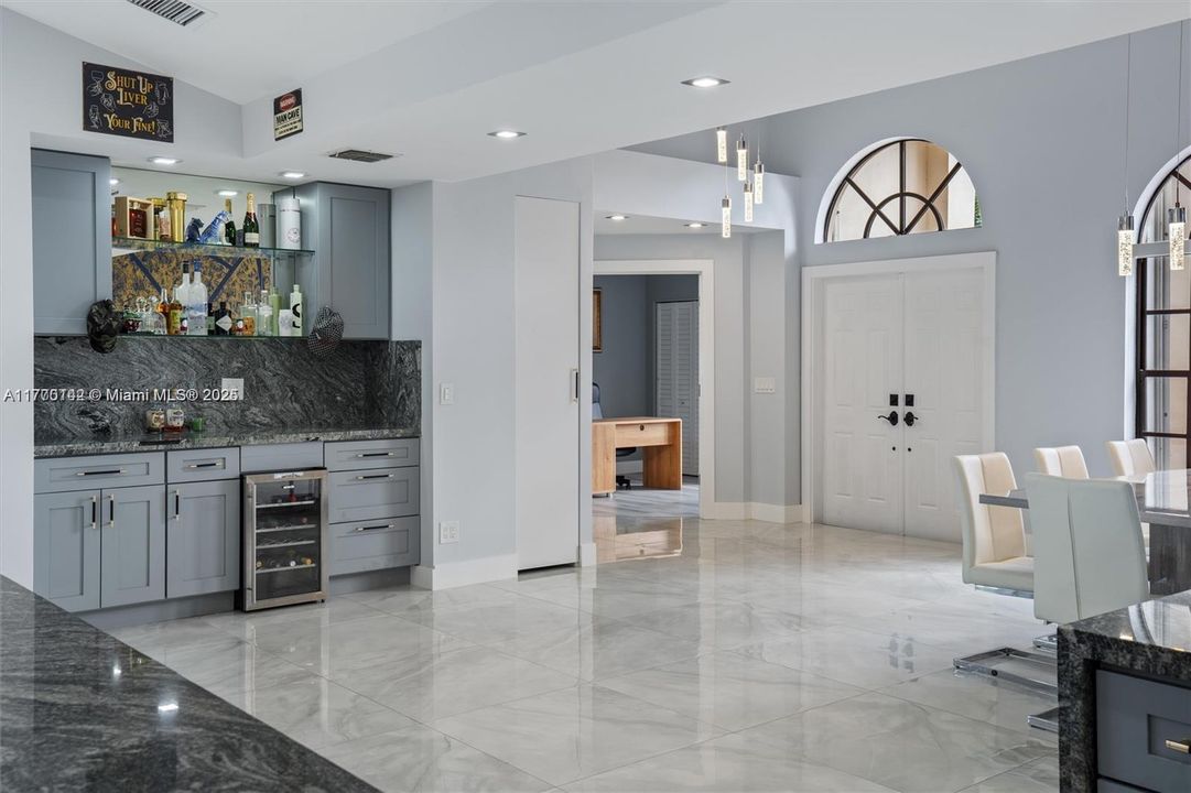 Vendido Recientemente: $1,039,000 (5 camas, 4 baños, 2980 Pies cuadrados)