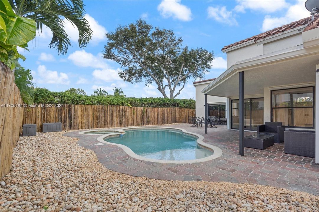 Vendido Recientemente: $1,039,000 (5 camas, 4 baños, 2980 Pies cuadrados)