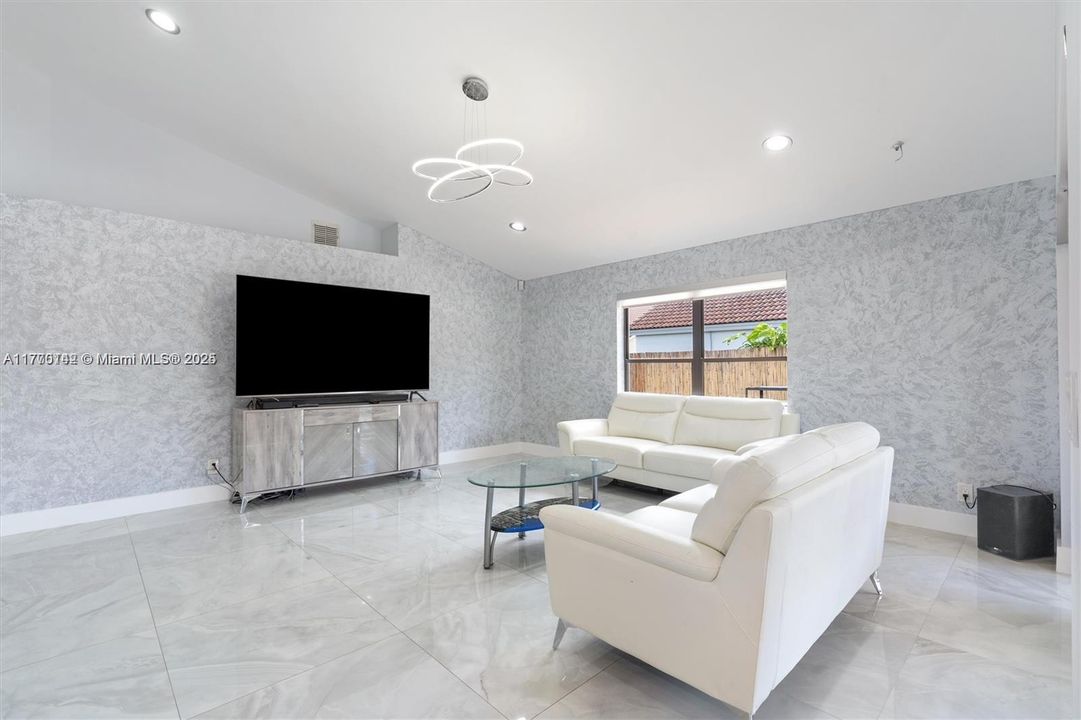 Vendido Recientemente: $1,039,000 (5 camas, 4 baños, 2980 Pies cuadrados)