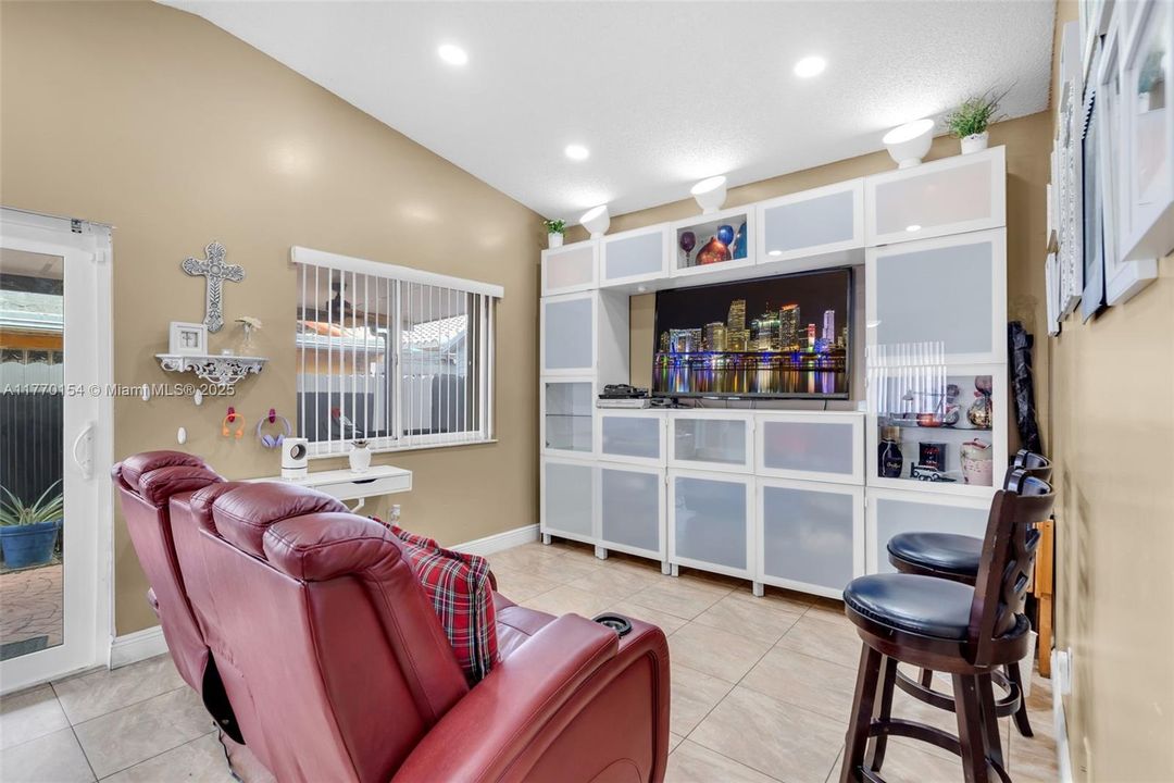 最近售出: $570,500 (3 贝兹, 2 浴室, 1451 平方英尺)