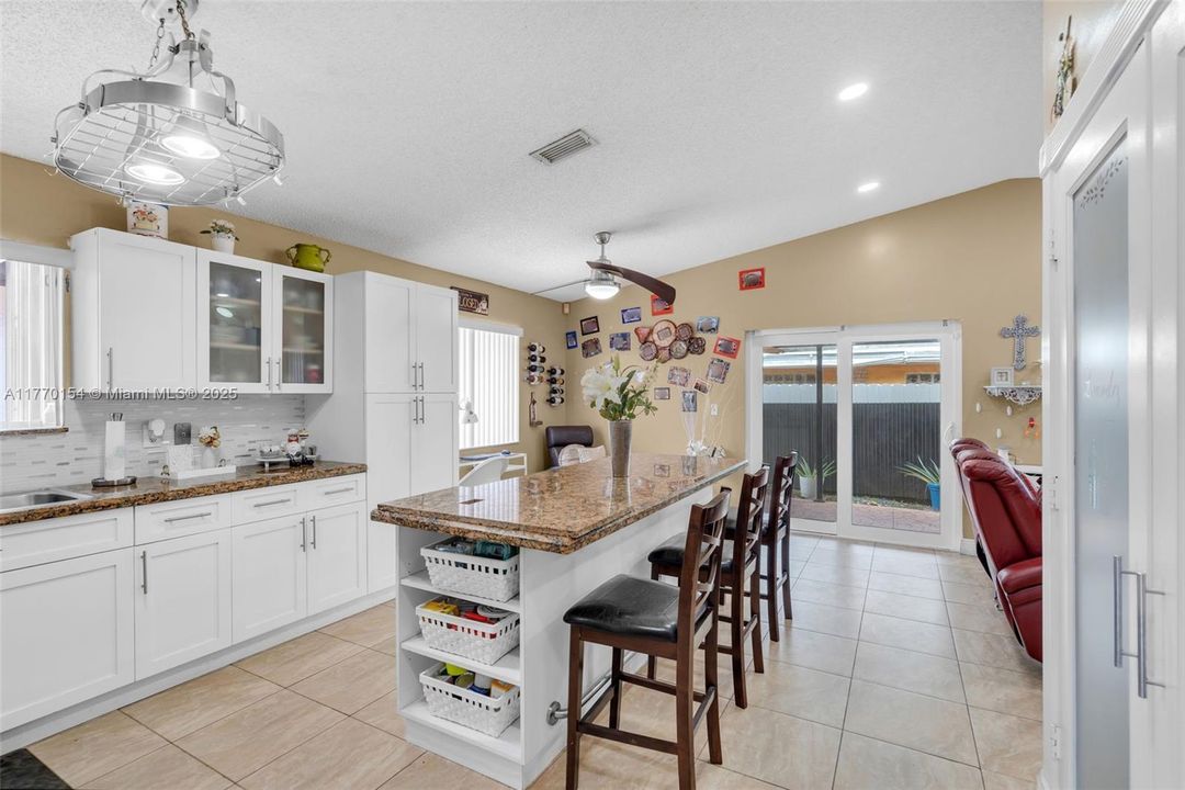 最近售出: $570,500 (3 贝兹, 2 浴室, 1451 平方英尺)