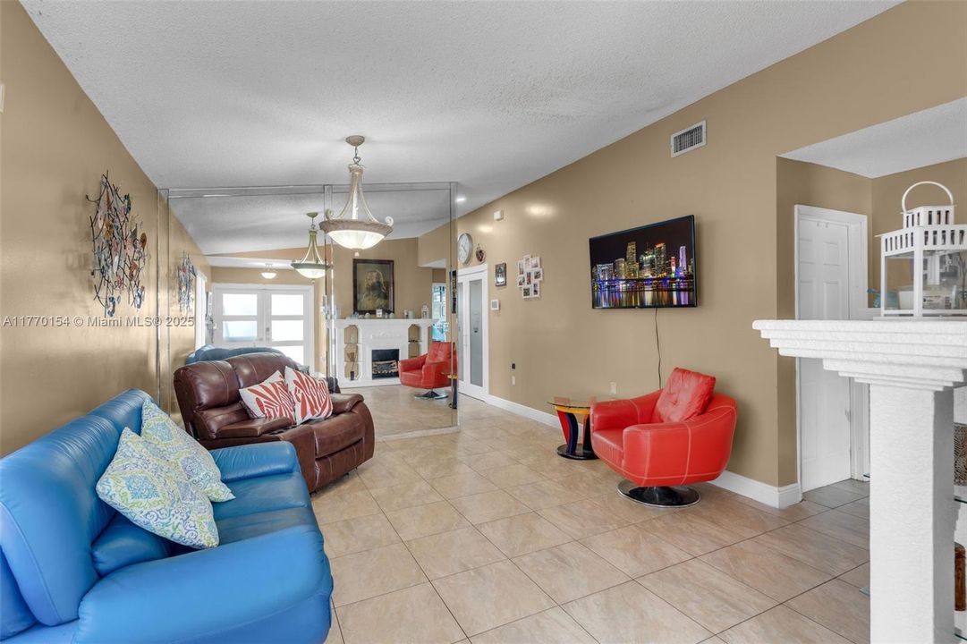 最近售出: $570,500 (3 贝兹, 2 浴室, 1451 平方英尺)