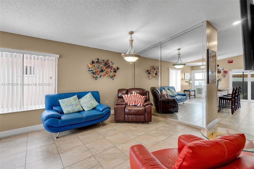 最近售出: $570,500 (3 贝兹, 2 浴室, 1451 平方英尺)