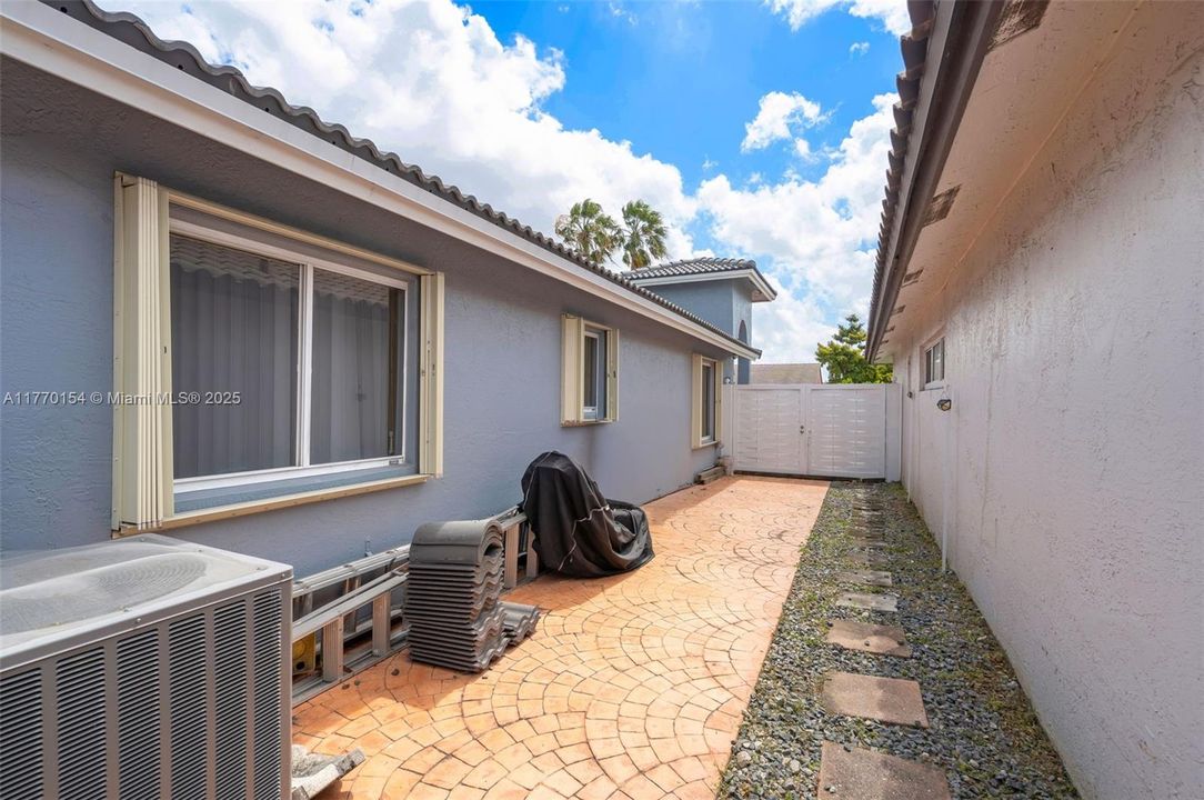 最近售出: $570,500 (3 贝兹, 2 浴室, 1451 平方英尺)