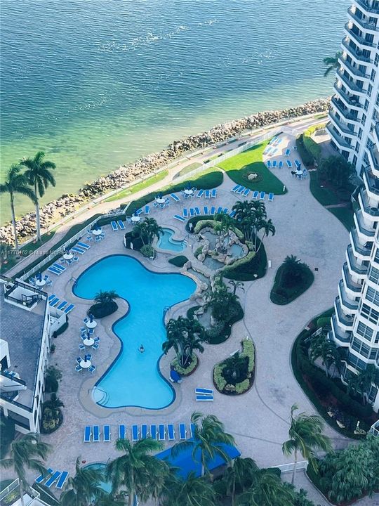 Recently Sold: $480,000 (2 beds, 2 baths, 1403 Square Feet)