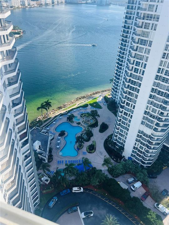 Recently Sold: $480,000 (2 beds, 2 baths, 1403 Square Feet)