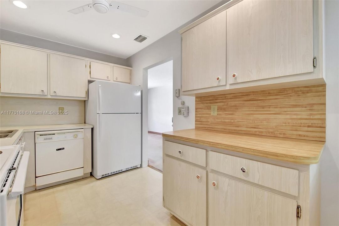 Недавно продано: $275,000 (2 спален, 2 ванн, 1624 Квадратных фут)