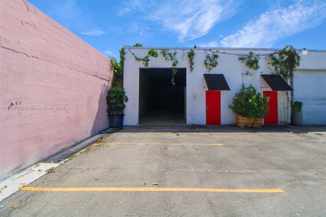 Magic City Warehouse Bay 4 for lease with 16 foot ceilings