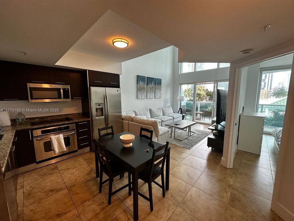 最近租的: $3,900 (2 贝兹, 2 浴室, 1510 平方英尺)