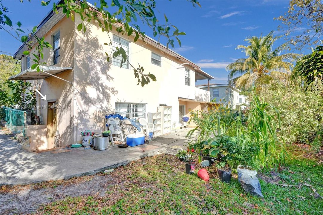 2nd Unit | 2 Bedrooms 1 Bathroom (Washer and Dryer Hookup)