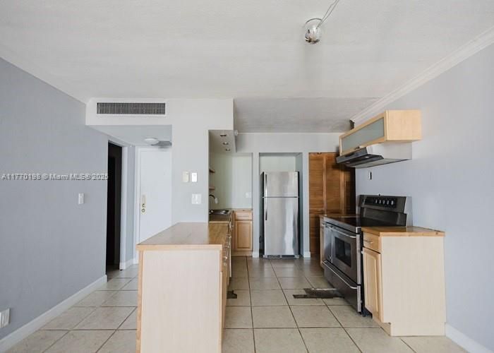 For Sale: $224,400 (1 beds, 1 baths, 1035 Square Feet)