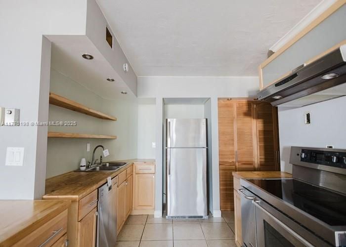 For Sale: $224,400 (1 beds, 1 baths, 1035 Square Feet)