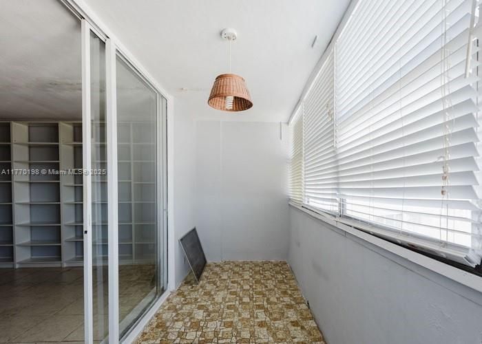 For Sale: $224,400 (1 beds, 1 baths, 1035 Square Feet)