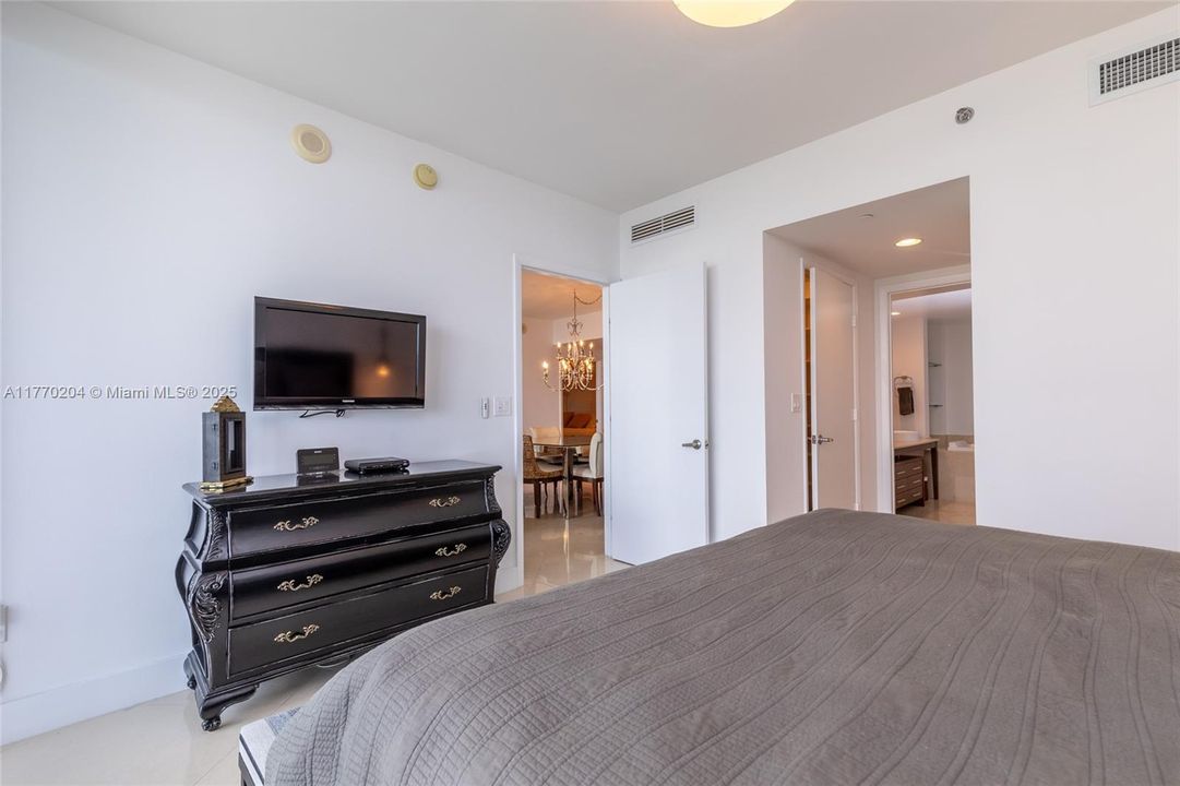 出租: $6,100 (2 贝兹, 2 浴室, 1450 平方英尺)