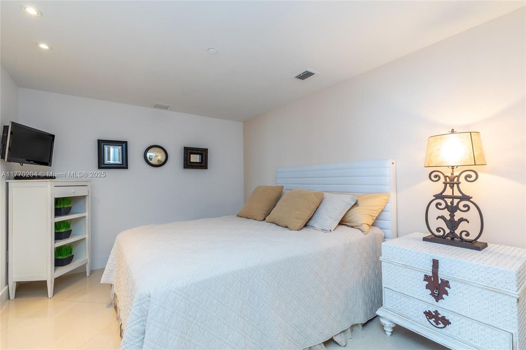 出租: $6,100 (2 贝兹, 2 浴室, 1450 平方英尺)