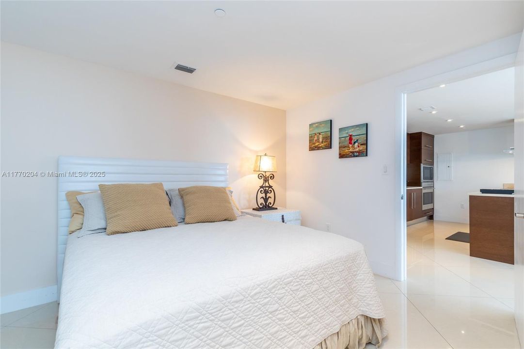 出租: $6,100 (2 贝兹, 2 浴室, 1450 平方英尺)