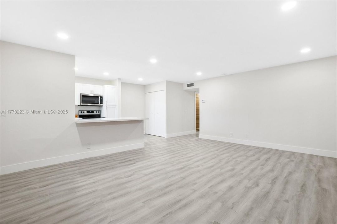 Active With Contract: $199,900 (2 beds, 2 baths, 1175 Square Feet)