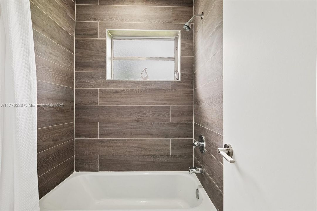 Active With Contract: $199,900 (2 beds, 2 baths, 1175 Square Feet)