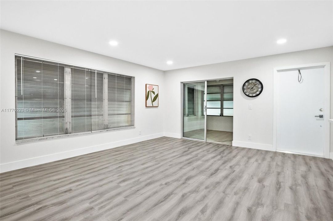 Active With Contract: $199,900 (2 beds, 2 baths, 1175 Square Feet)