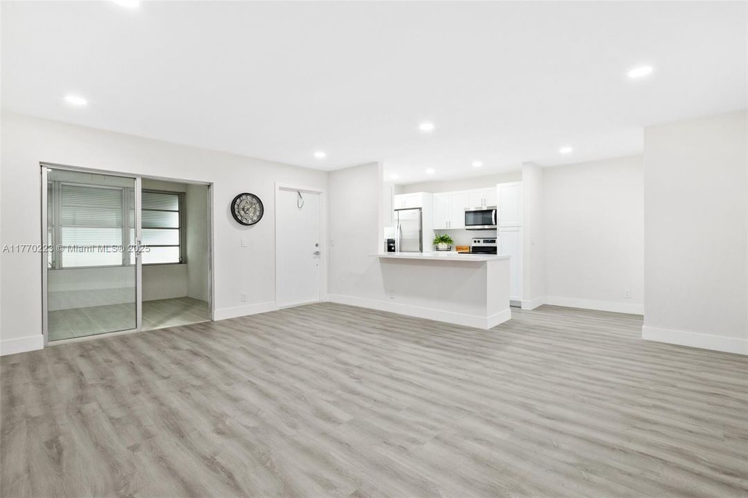 Active With Contract: $199,900 (2 beds, 2 baths, 1175 Square Feet)