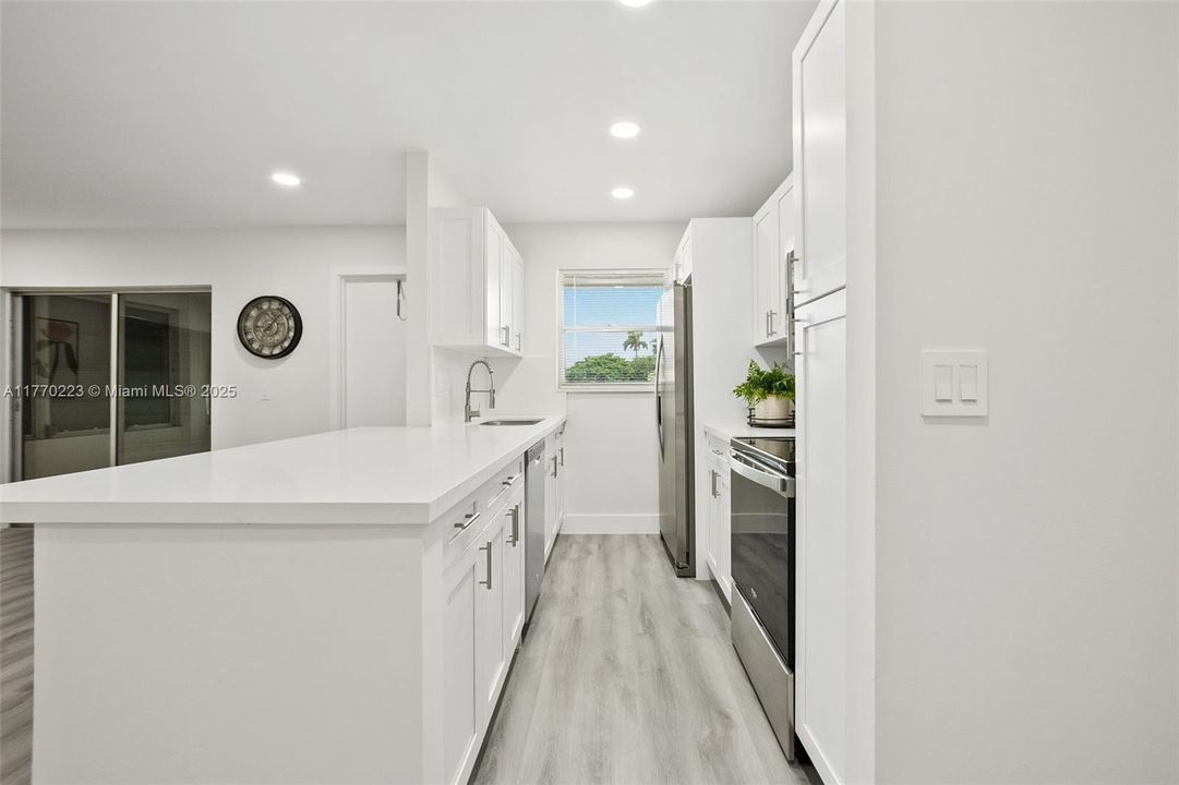 Active With Contract: $199,900 (2 beds, 2 baths, 1175 Square Feet)