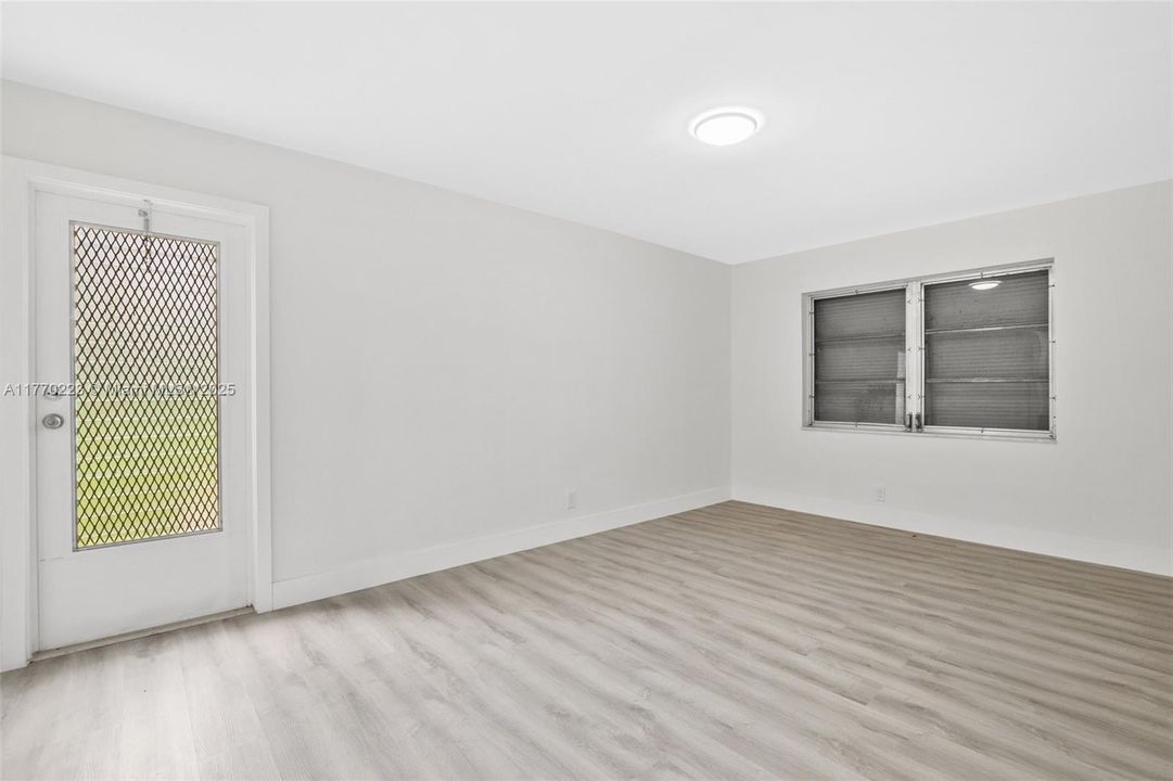 Active With Contract: $199,900 (2 beds, 2 baths, 1175 Square Feet)