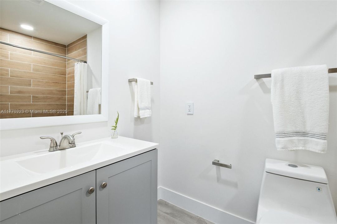 Active With Contract: $199,900 (2 beds, 2 baths, 1175 Square Feet)