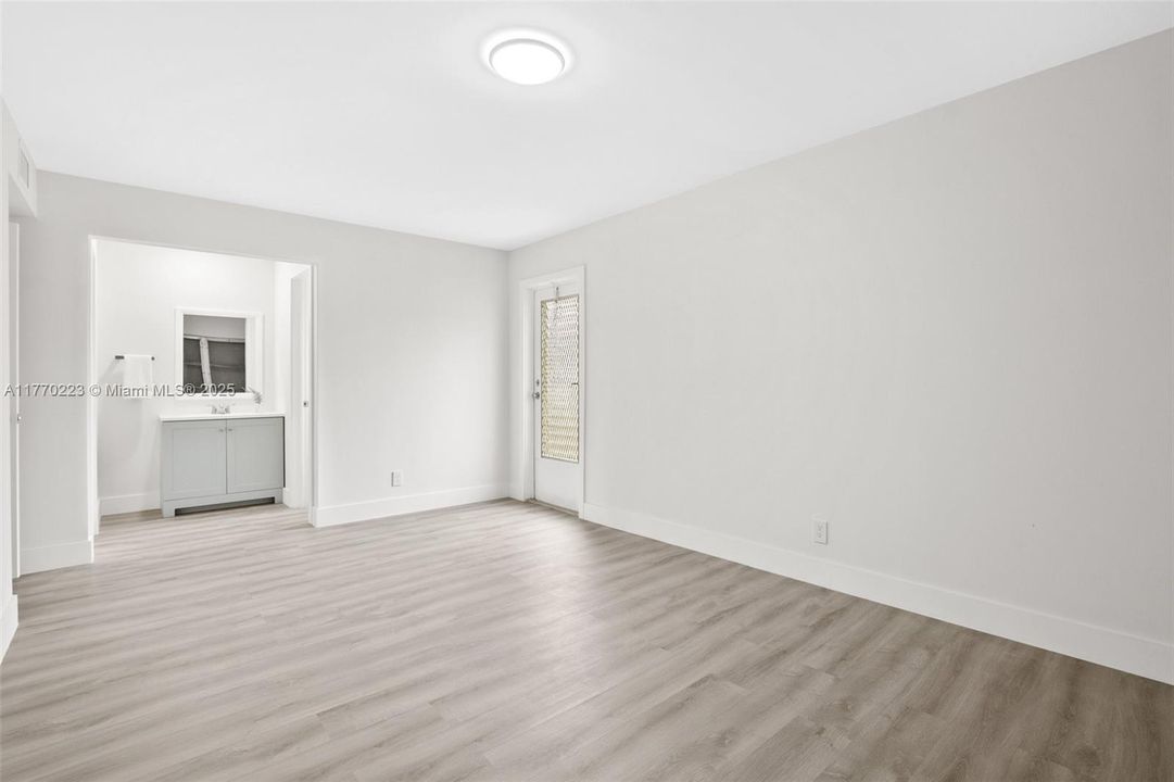 Active With Contract: $199,900 (2 beds, 2 baths, 1175 Square Feet)