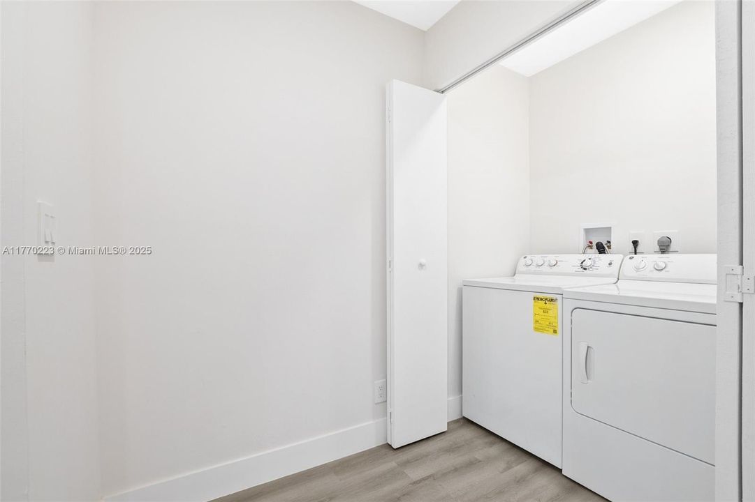 Active With Contract: $199,900 (2 beds, 2 baths, 1175 Square Feet)