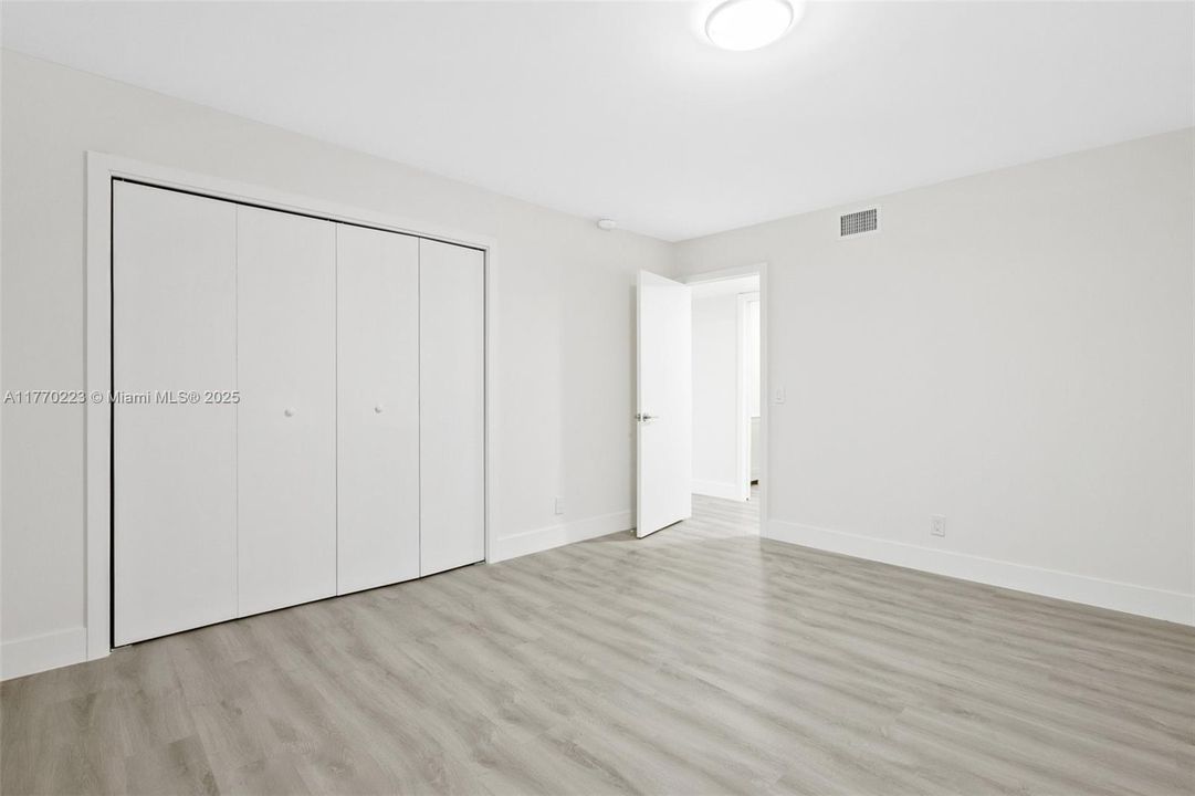 Active With Contract: $199,900 (2 beds, 2 baths, 1175 Square Feet)