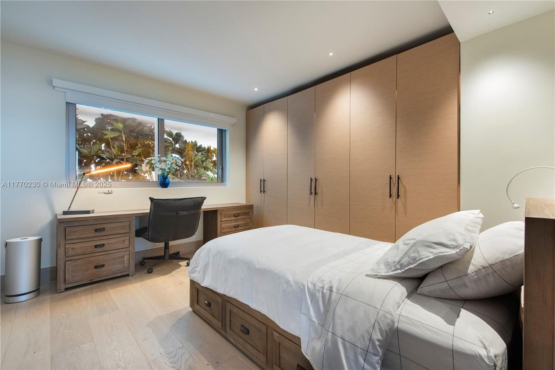 Recently Rented: $17,500 (3 beds, 3 baths, 1850 Square Feet)