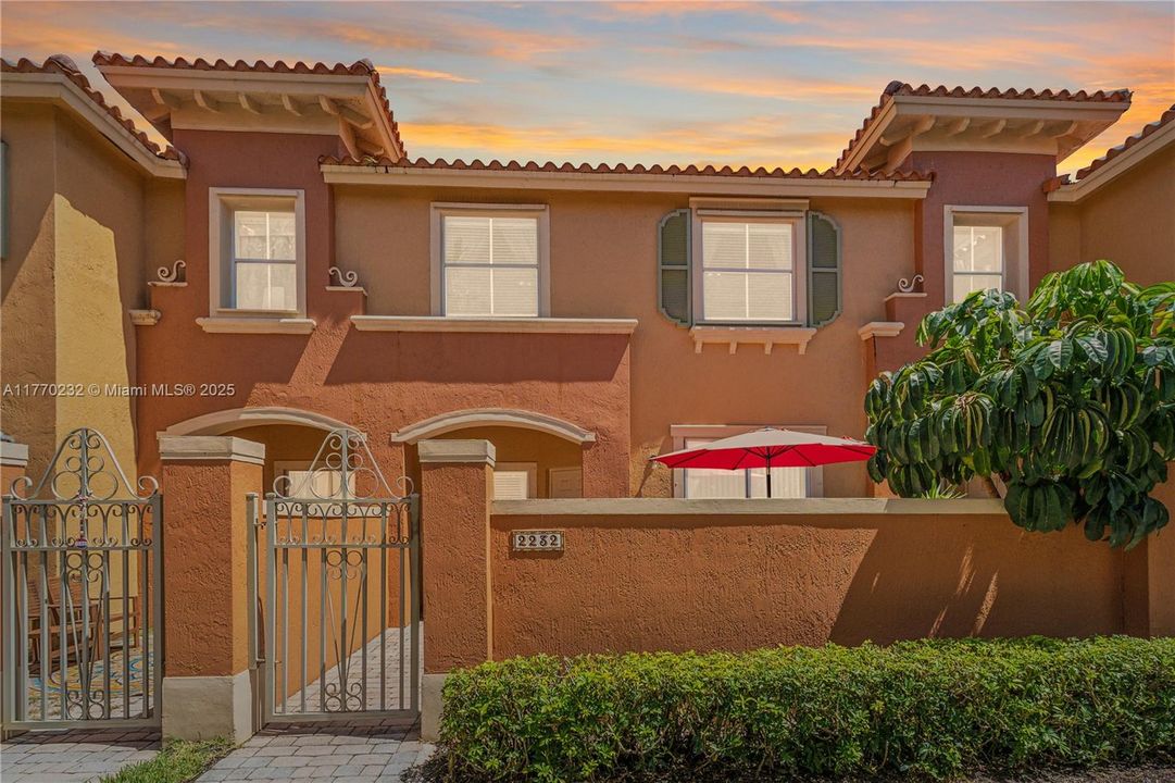 Recently Sold: $335,000 (2 beds, 2 baths, 1100 Square Feet)