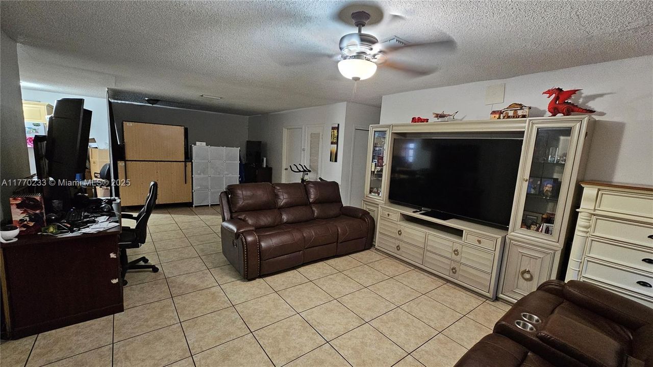 Vendido Recientemente: $410,000 (3 camas, 2 baños, 1605 Pies cuadrados)