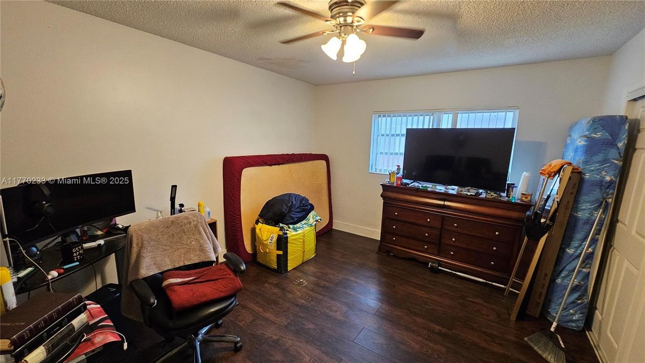 Vendido Recientemente: $410,000 (3 camas, 2 baños, 1605 Pies cuadrados)