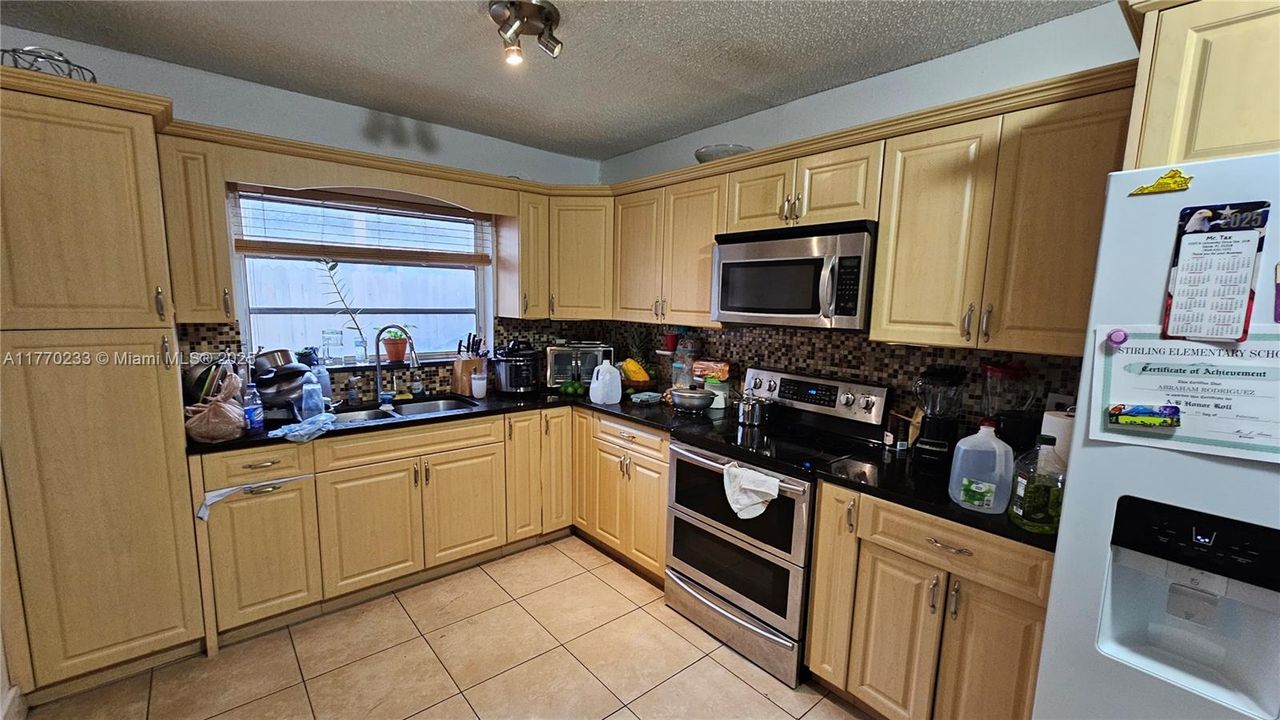 Vendido Recientemente: $410,000 (3 camas, 2 baños, 1605 Pies cuadrados)