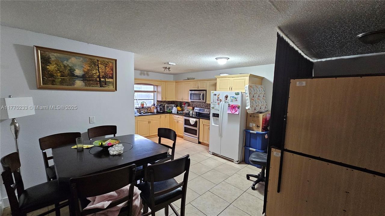 Vendido Recientemente: $410,000 (3 camas, 2 baños, 1605 Pies cuadrados)