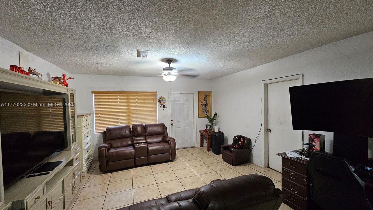 Vendido Recientemente: $410,000 (3 camas, 2 baños, 1605 Pies cuadrados)