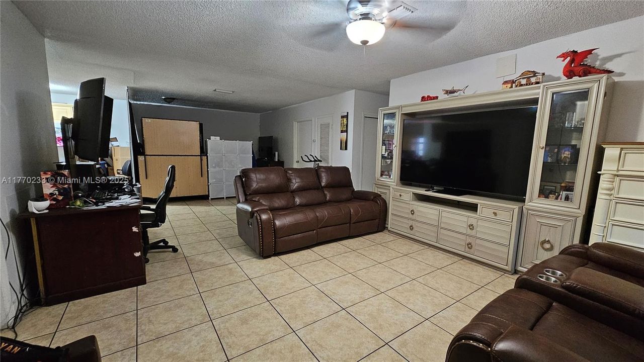 Vendido Recientemente: $410,000 (3 camas, 2 baños, 1605 Pies cuadrados)