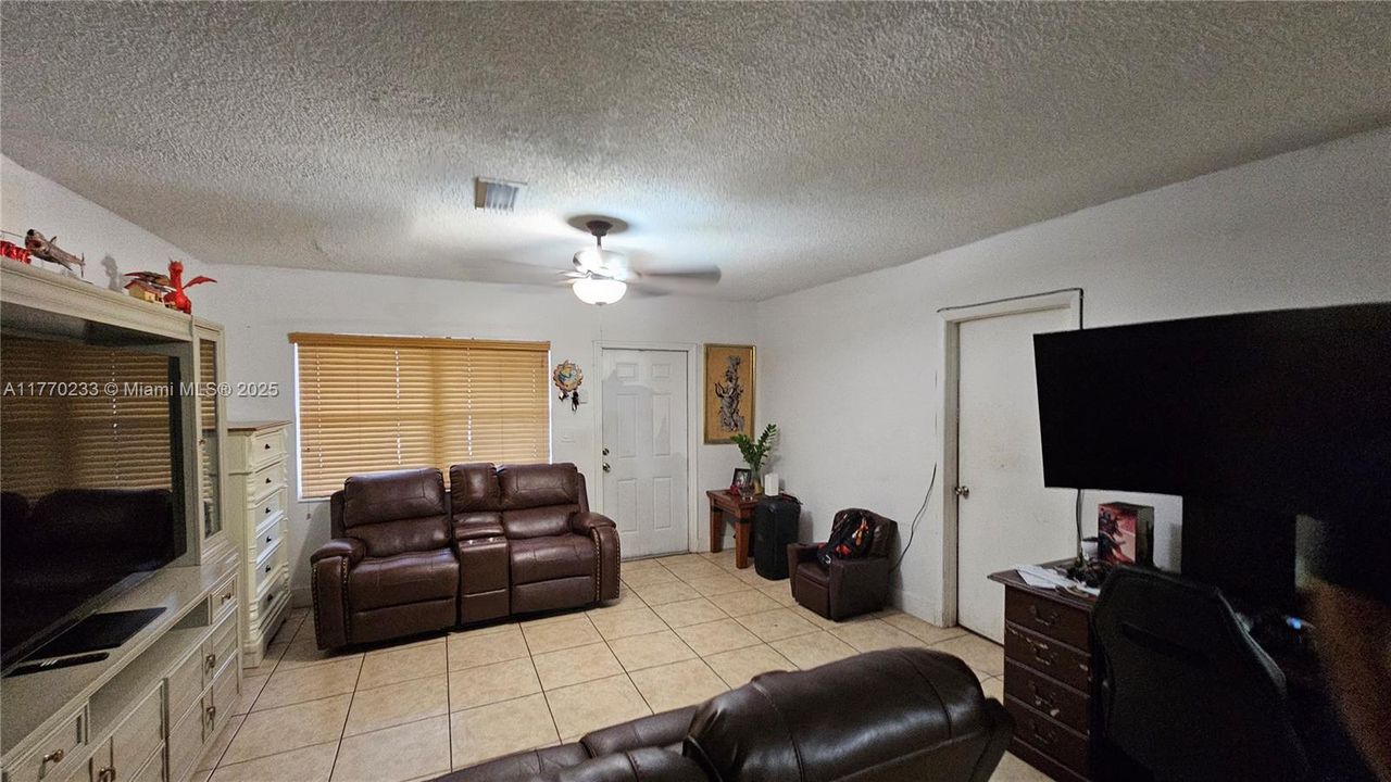 Vendido Recientemente: $410,000 (3 camas, 2 baños, 1605 Pies cuadrados)