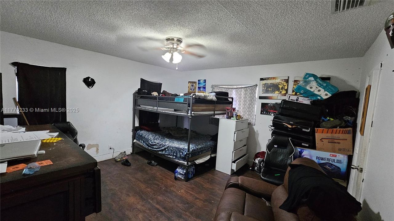 Vendido Recientemente: $410,000 (3 camas, 2 baños, 1605 Pies cuadrados)