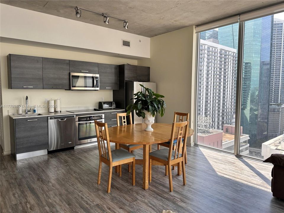 Recently Rented: $3,100 (2 beds, 2 baths, 791 Square Feet)