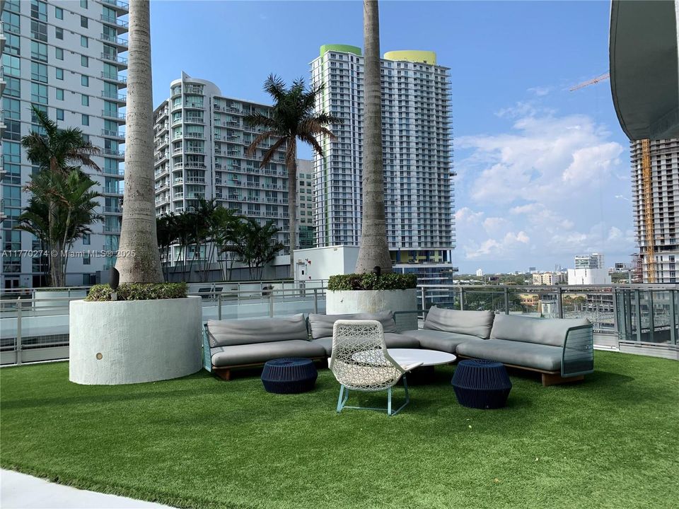 For Sale: $600,000 (2 beds, 2 baths, 1114 Square Feet)