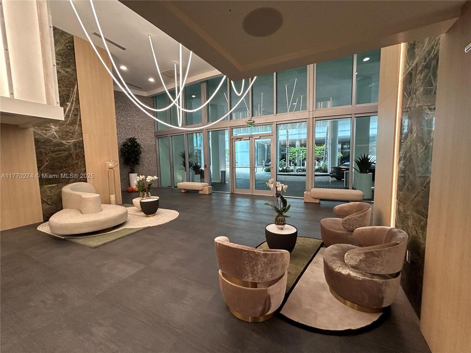 For Sale: $600,000 (2 beds, 2 baths, 1114 Square Feet)