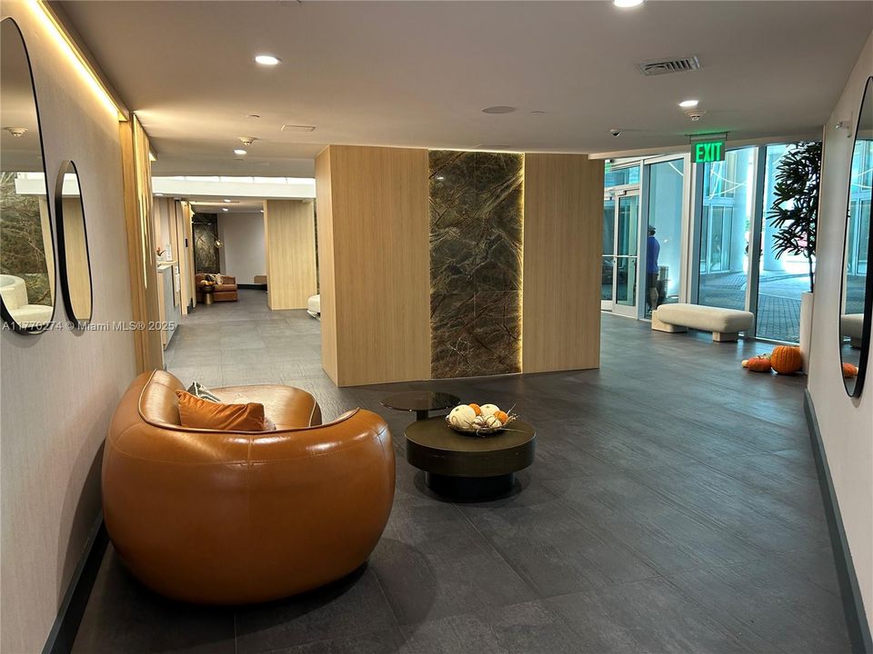 For Sale: $600,000 (2 beds, 2 baths, 1114 Square Feet)