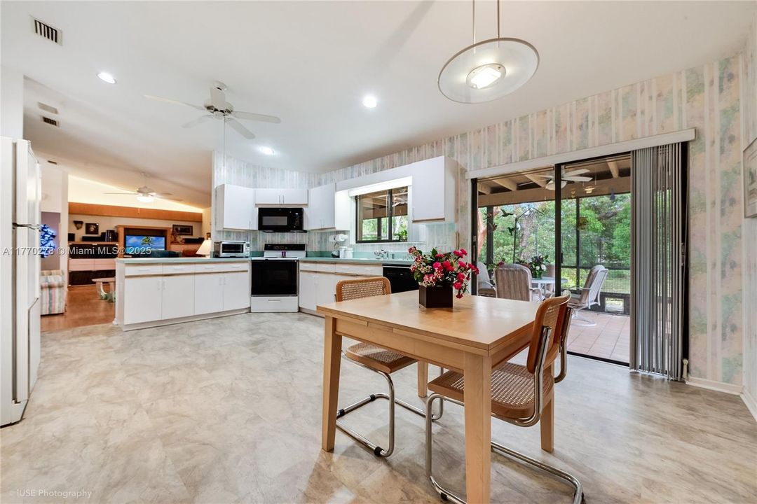 Recently Sold: $850,000 (4 beds, 2 baths, 2341 Square Feet)