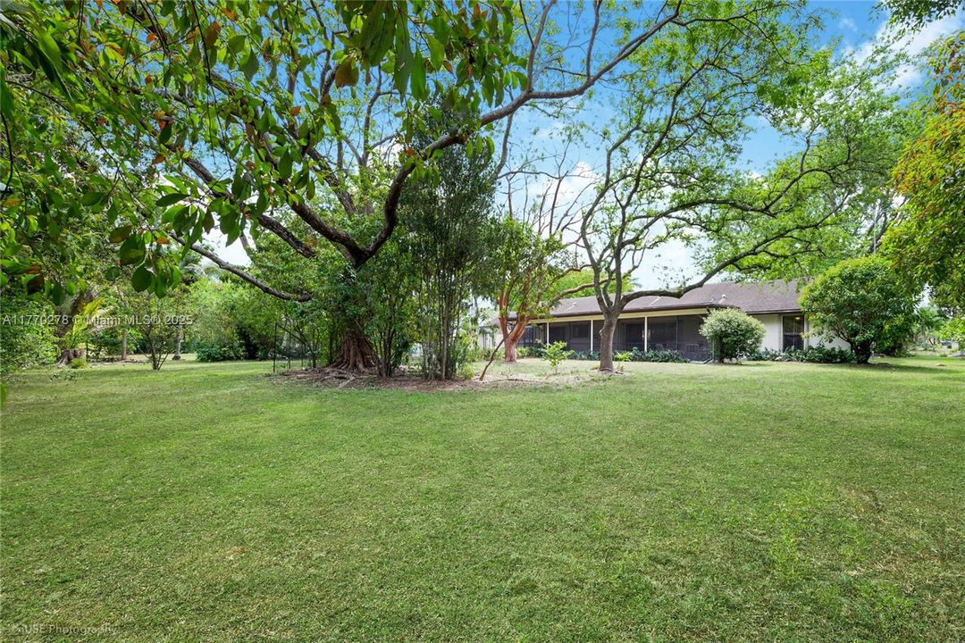 Recently Sold: $850,000 (4 beds, 2 baths, 2341 Square Feet)