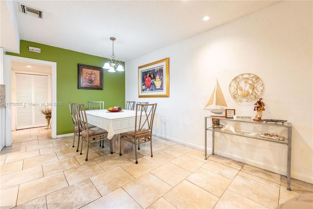 Recently Sold: $510,000 (3 beds, 2 baths, 1551 Square Feet)